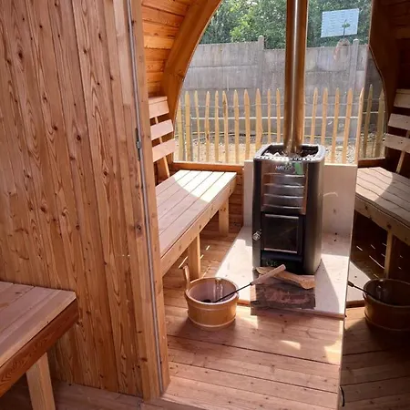 Camping La Roulotte Bleue *